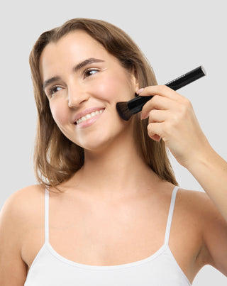 Nutridome foundation brush with an angled tip that adapts to the shape of the face - 2