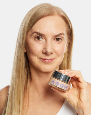 Aggie brightening cream for dry skin reduces redness and gives a glow effect - 3